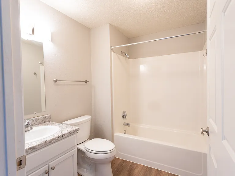 Royal Oak Apartments — Photo 14