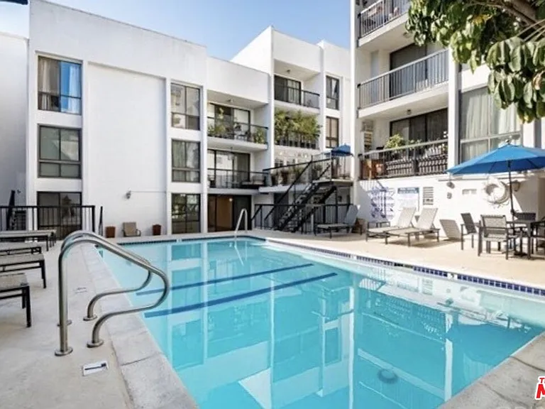 906 N Doheny Dr #512 — Photo 32