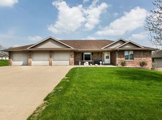 938 Heather Dr, Peosta, IA 52068