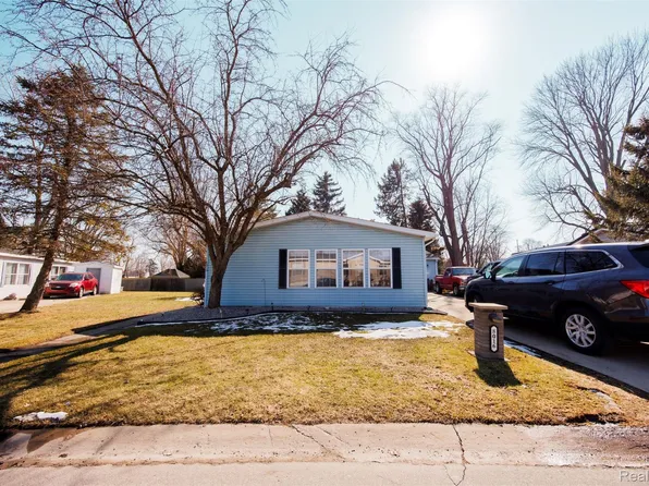 8016 Harbour Dr, Fair Haven, MI 48023