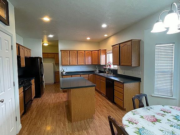 5th image of 902 W Red Fox Ln