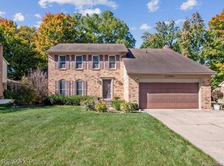 22081 Shadybrook Dr, Novi, MI 48375