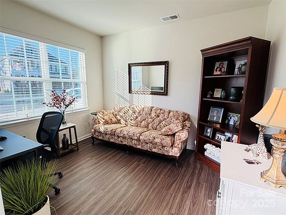 4th image of 120 Dogwood Grove Pl