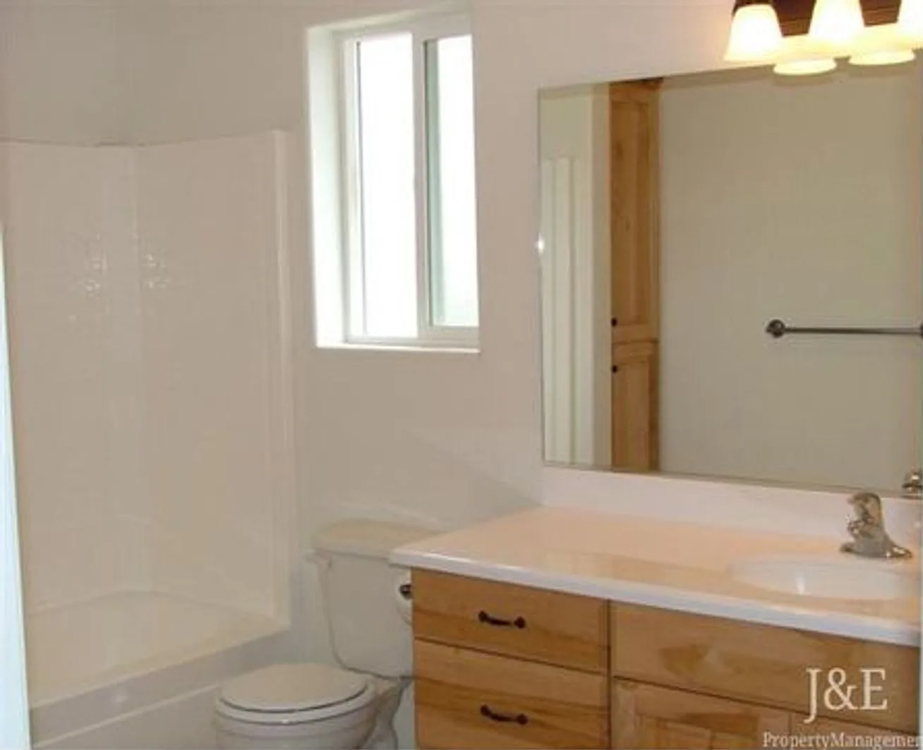 Room in 3 bed 2.5 bath townhome. — Photo 2