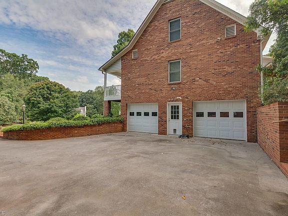 3rd image of 322 Heritage Manor Cres