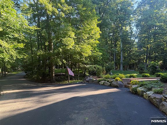 3rd image of 12 Laurel Hill Rd