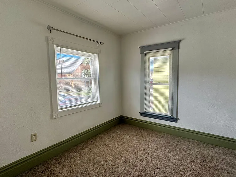 937 Leonard NW — Photo 10