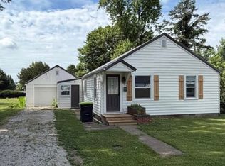 404 E Warren St, Moweaqua, IL 62550