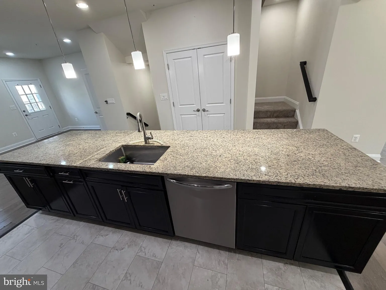 4 bed, 3.5 bath, 2000 sqft, $3,200 — Photo 4