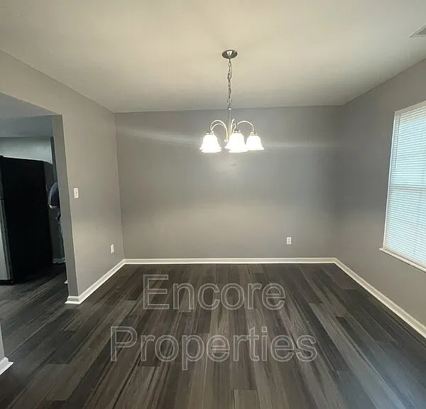 211 Indigo Dr — Photo 3