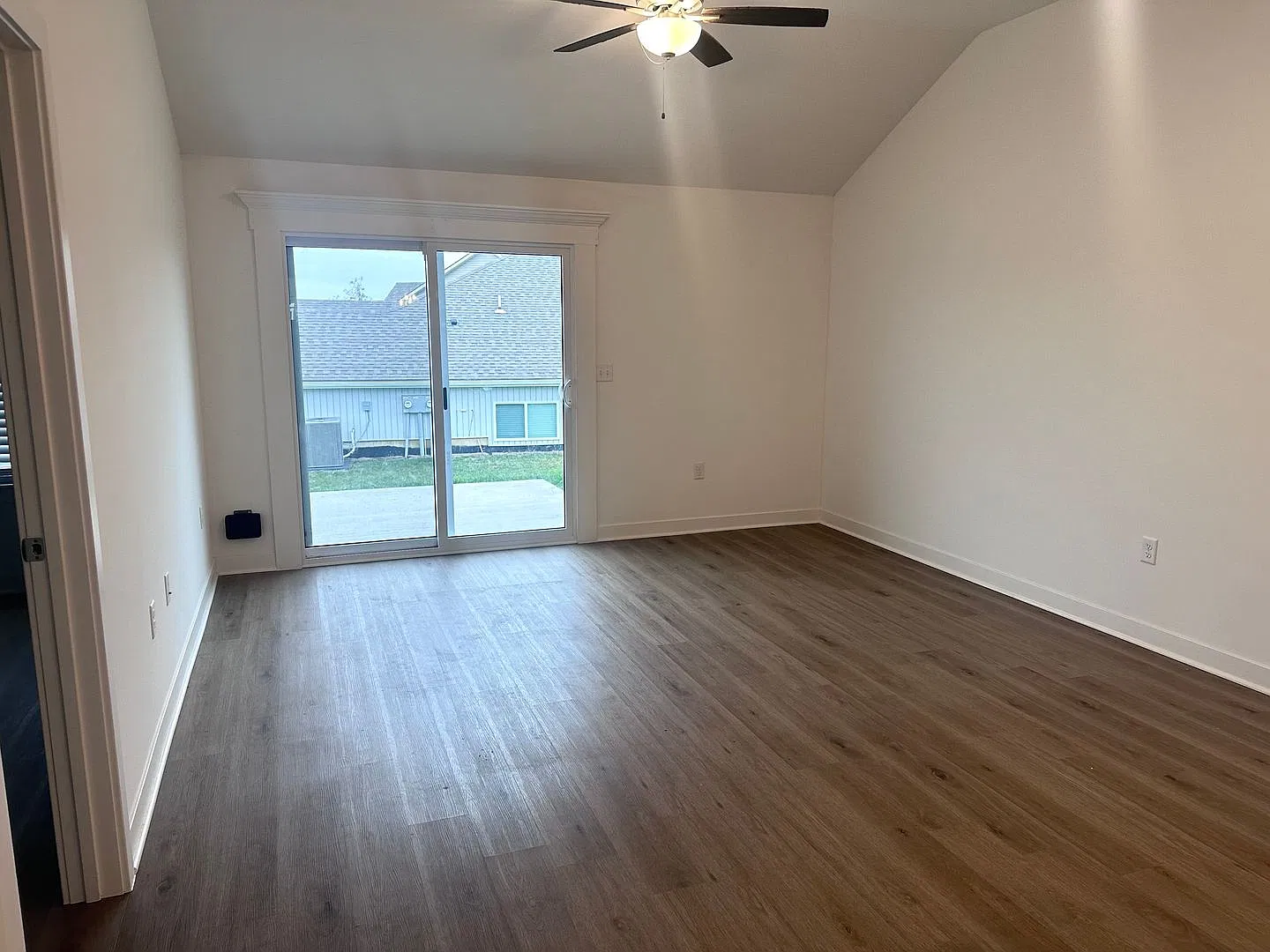 3 Bed | 2 Bath | 1 Car Garage Single Level Duplex in Kansas City w/ Move In Special (First Month ... — Photo 3