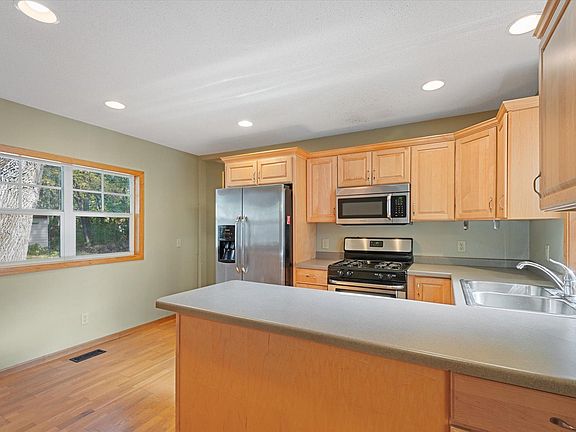 3rd image of 384 Warner Ave S