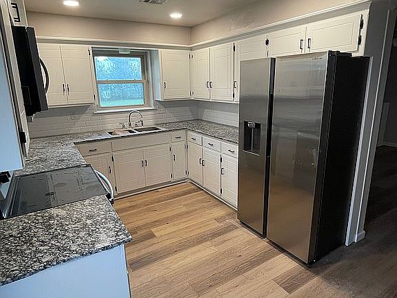 4th image of 139 Marilyn Ave
