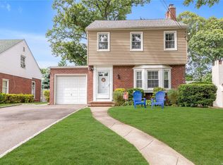 10 Lake Dr N, Valley Stream, NY 11580