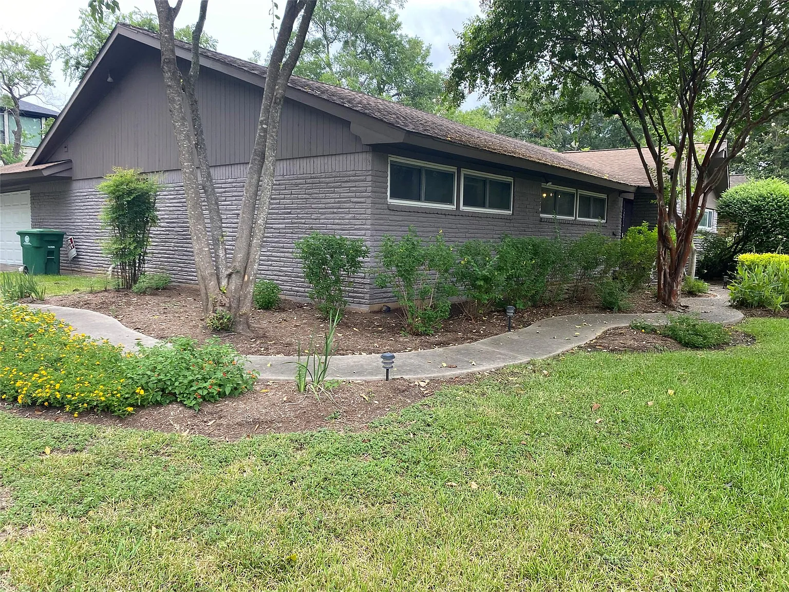3 bed, 2.0 bath, 2585 sqft, $2,999 — Photo 3
