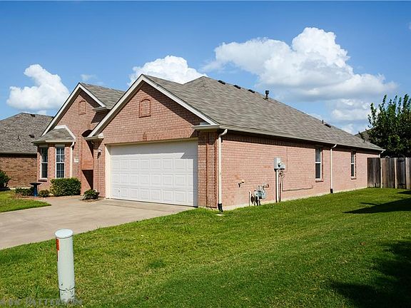 3rd image of 934 Zachary Dr