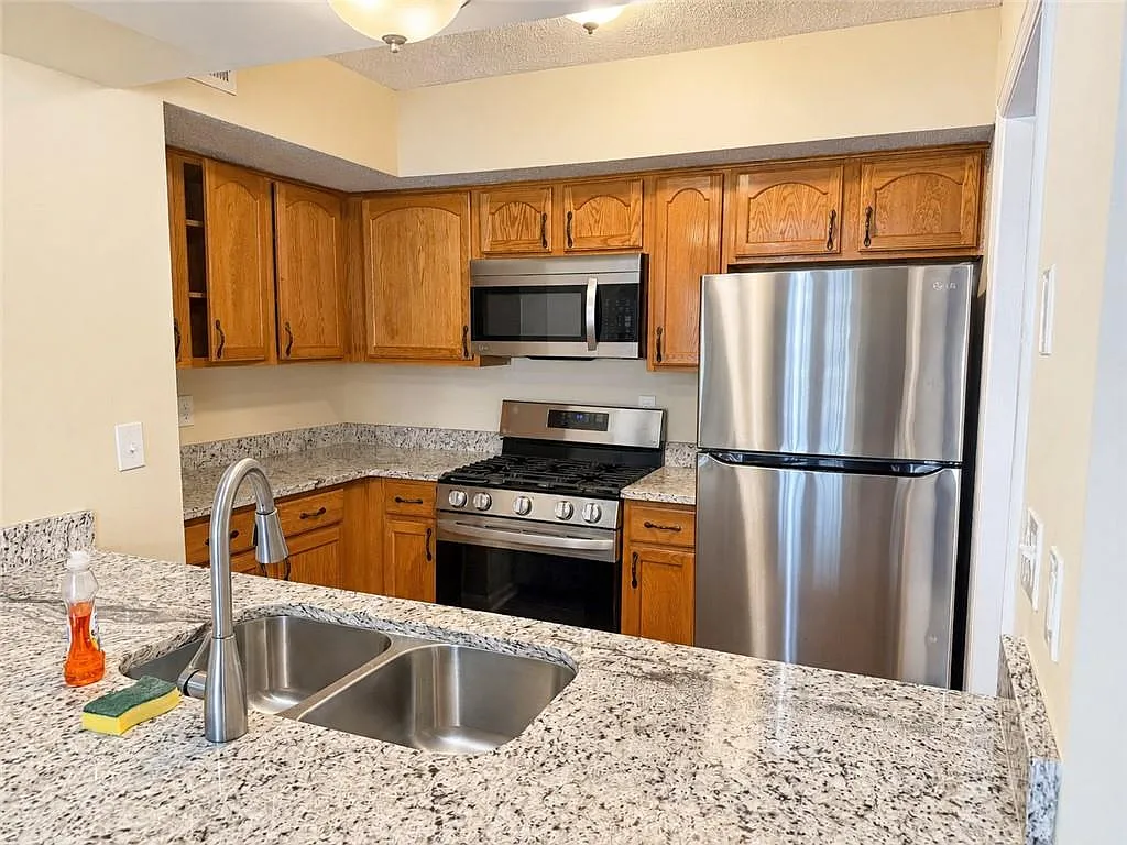 3 bed, 2.5 bath, 1458 sqft, $1,975 — Photo 2