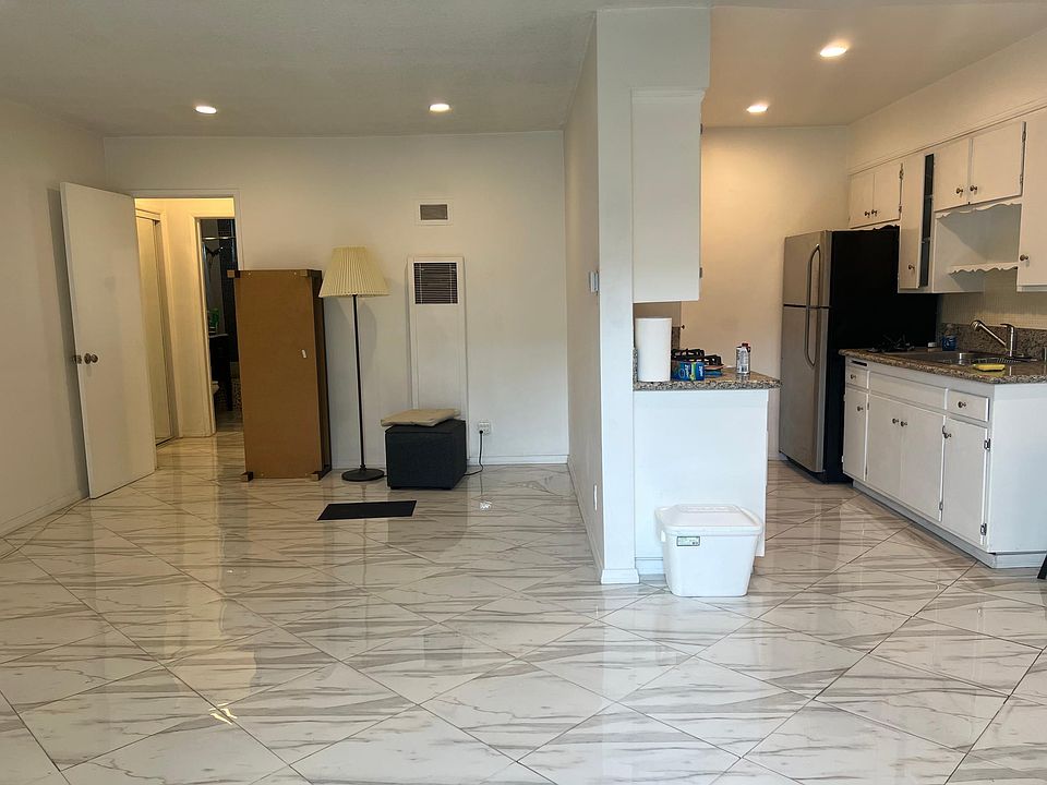 1st image of 829 N San Vicente Blvd APT 11