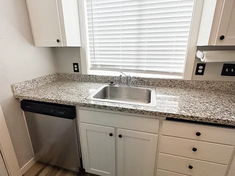 8244 SE Washington St — Photo 31