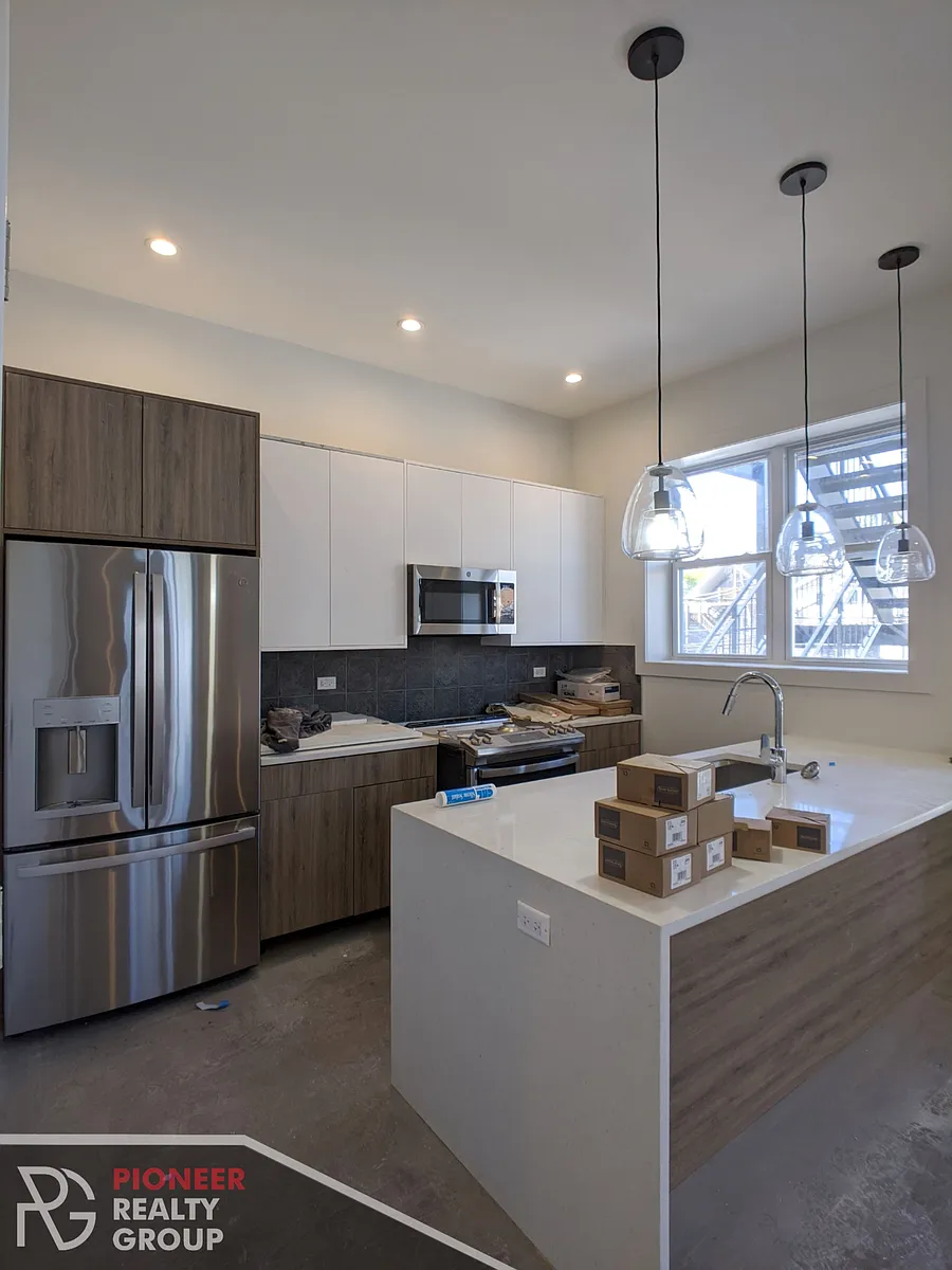 Building Photo - 2120 W Belmont Ave #2R