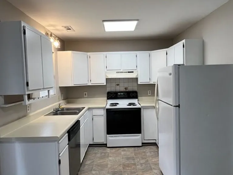 This spacious unit of a Quadplex has 2 BR and 1 Full Bath. Move In Ready! — Photo 4