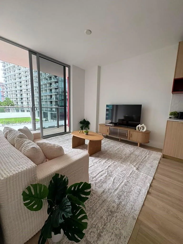 1 bed, 598 sqft, $3,500 — Photo 4