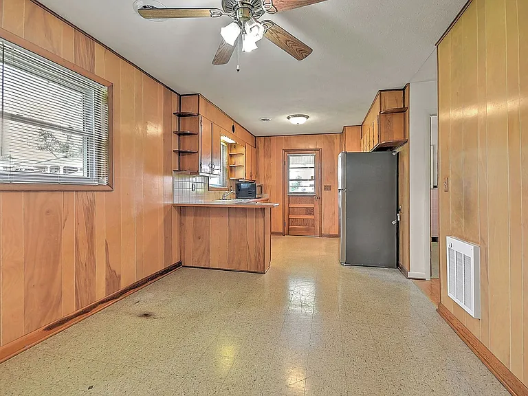 208 Hogan Ave — Photo 6
