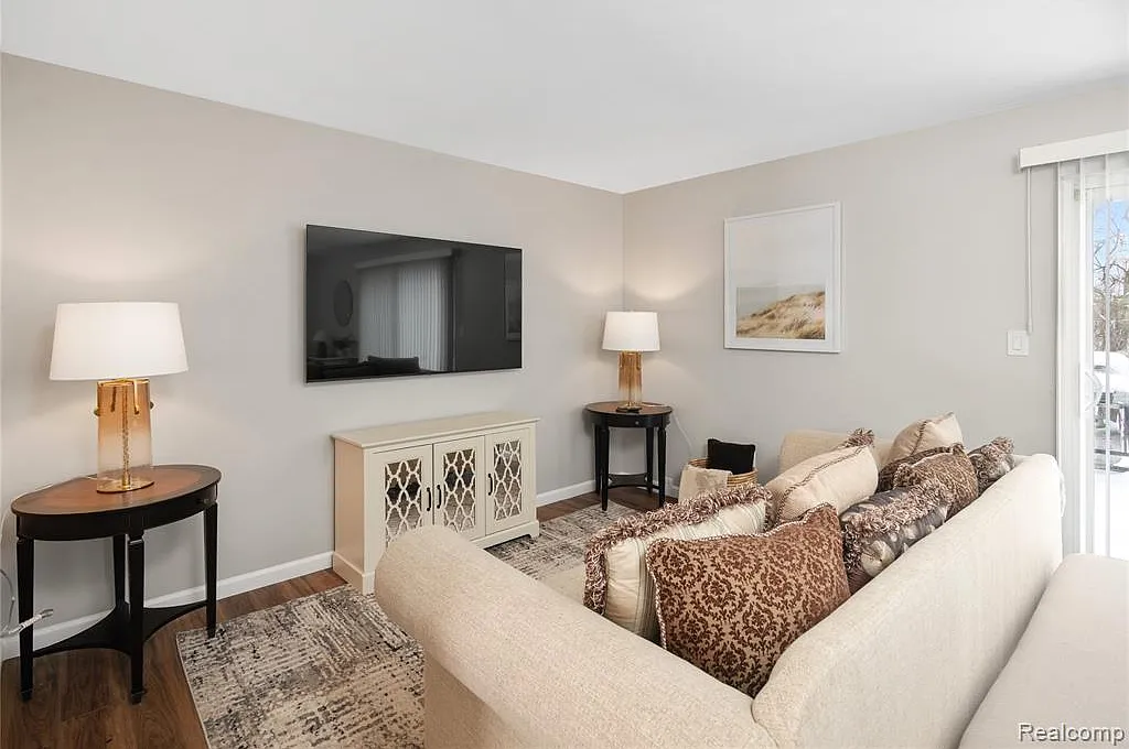 3 bed, 1.5 bath, 1217 sqft, $2,950 — Photo 2