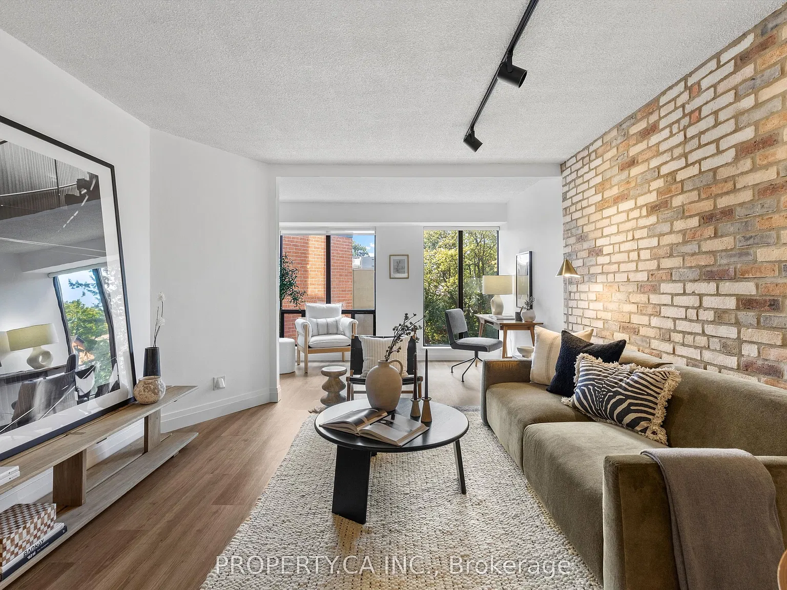 456 College St — Photo 3