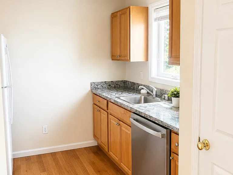 90 Townsend Ave — Photo 3