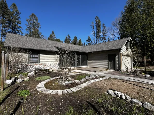 690 W Edgewood Dr, Cedarville, MI 49719