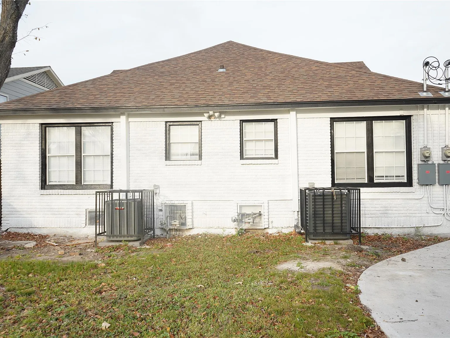 3 bed, 1.0 bath, 2147 sqft, $1,900 — Photo 3