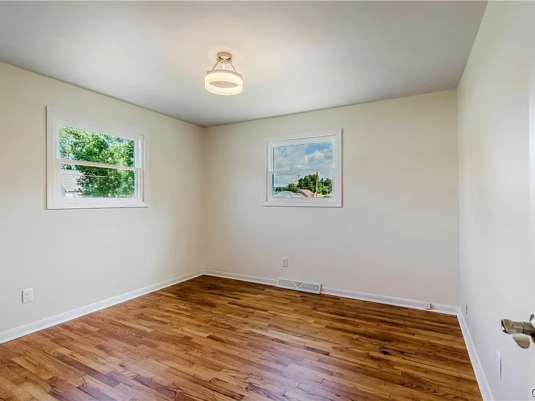 222 Wilber St — Photo 39