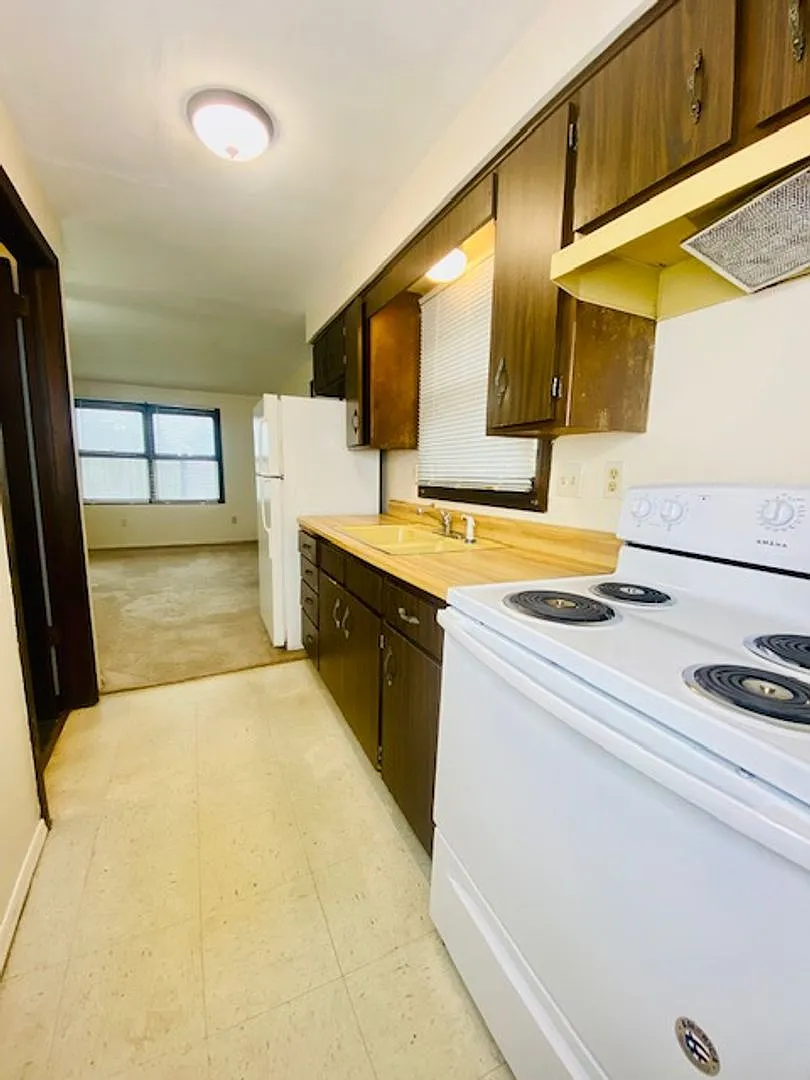 420 S Maple Ave - Apartments — Photo 3
