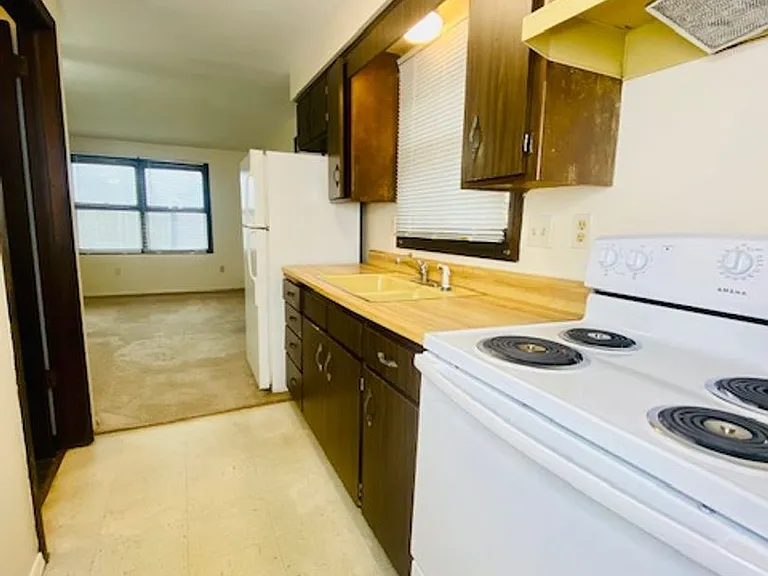 420 S Maple Ave — Photo 3