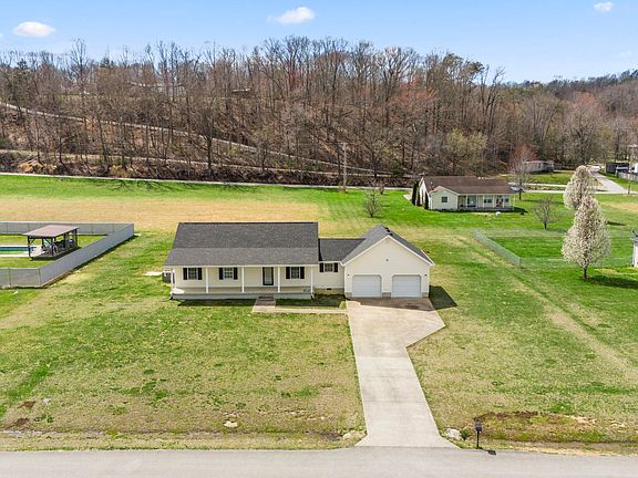 3rd image of 81 Arrowhead Dr