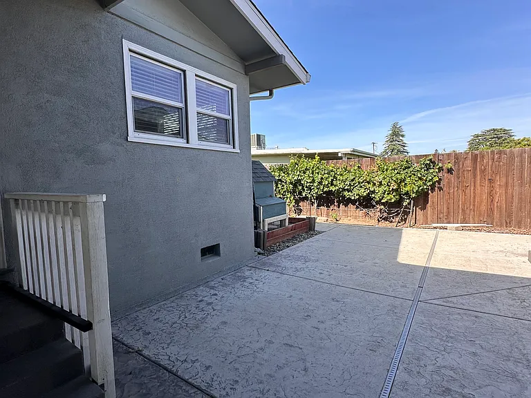 1105 W G St — Photo 28