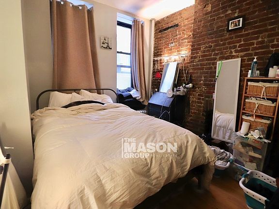 2nd image of 333 W 43rd St APT 1