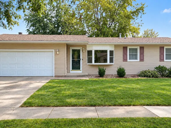 1102 S Center St, Mahomet, IL 61853