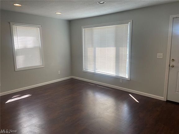 3rd image of 5559 Hollywood Ave