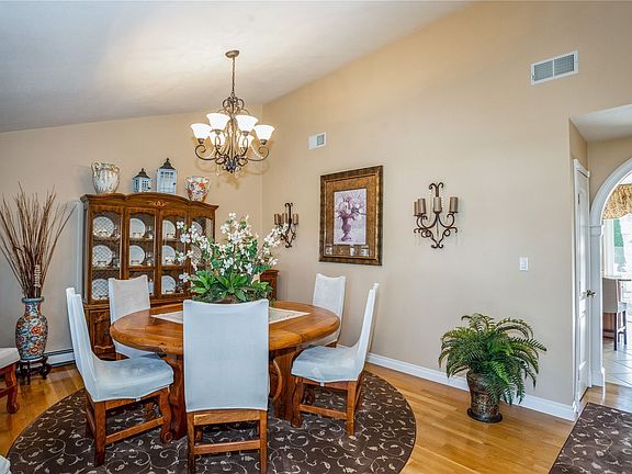 5th image of 18 Tulip Ave