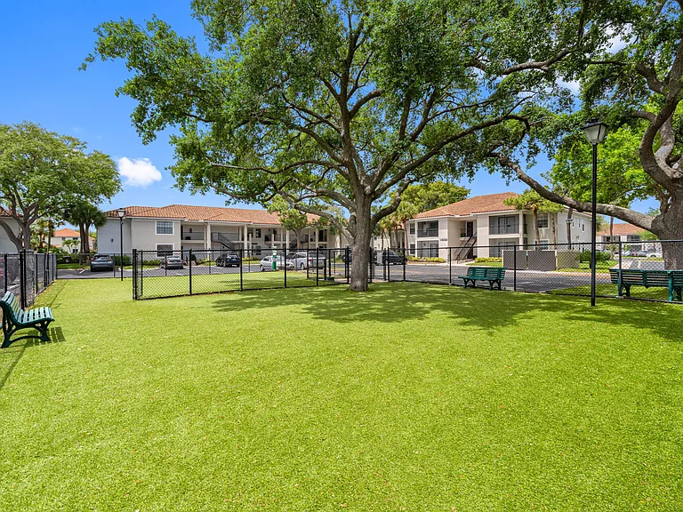 Mizner Court — Photo 37
