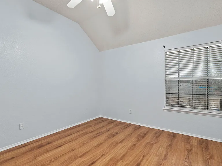 316 Leameadow Dr — Photo 32