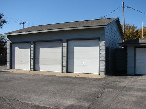 3 car attached garage 12' ceiling