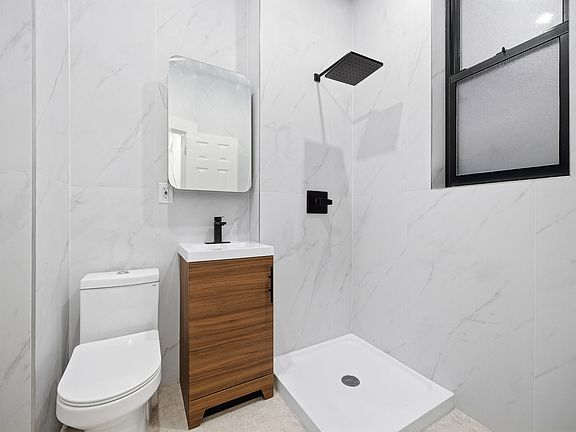 5th image of 585 Park Pl APT 1LR