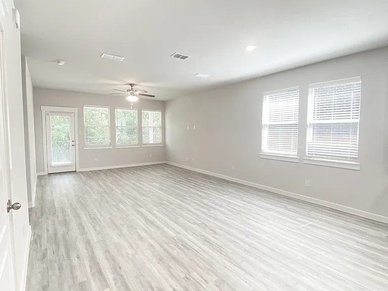 4011 Goldfinch Hvn — Photo 4