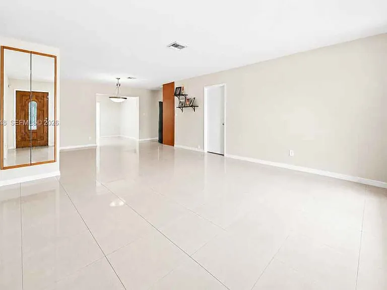 2210 N 57th Way — Photo 2
