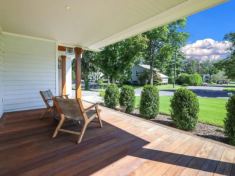 10 Loewen Ct — Photo 3