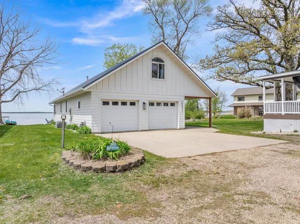 25493 Pasture Lake Dr, Spirit Lake, IA 51360