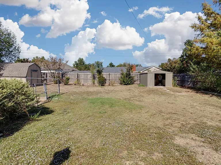2905 NW Templeton Ter — Photo 10